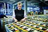 FRA TYSKLAND: Atle Teigen ser på et eksemplar av Jussi Adler-Olsens debutbok «Alfabethuset». 10 000 eksemplarer har kommet fra trykkeriet i Tyskland.
