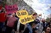 DEMO: Du er rik eller du er føkka» står det på plakaten som jenta holder. 21. mars var det demonstrasjoner over hele Portugal mot skyhøye boligpriser. Bildet er fra Lisboa.