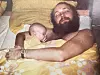 OMSORG: Jonas Bals og pappa i 1977. Moren jobbet i barnehagen hans på Rykkinn, og faren på sosialkontoret. Tid med familien er høyt oppe på prioriteringslista til Jonas.
