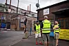 SAUDA: Første pulje med streikevakter klare til dyst utenfor Eramets smelteverk i Sauda. F.v.: Jonas Ringstrand, Martin Sjo (ryggen til) og nestleder Mats Nordhagen i den lokale klubben.