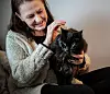 SIMBA: Venkes to katter (her ved Simba) er mye selskap. Hun drømmer om hund, for å ha en turkamerat, men tør ikke fordi det er vanskelig å få leie bolig med husdyr. Når ingenting kan planlegges, blir hund en kompliserende faktor.