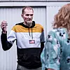 62 år gamle Åge Henriksen er innom nesten hver dag. Denne tirsdagen trenger han hjelp til å betale regningene sine.
