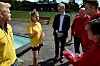 SOMMERVIKAR: Synne Handrup Brevik (19) jobber femti prosent som badevakt i sommer på Nebbursvollen, sammen med blant andre Eirik Dammyr (t.v.) I dag møtte hun LOs sommerpatrulje, utvidet med Ap-leder Jonas Gahr Støre og LO-sekretær Are Tomasgård. T.h. ungdomssekretærene Torbjørn Ness og Linn Andersen.