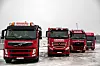 KLARE TIL TRANSPORT: Med 36 egeneide biler og 46 sjåfører kommer varene raskt ut til kundene. Karene på transportkontoret har ansvar for å følge opp at sjåførene gjør jobben på riktig måte, og at transporten blir så effektiv som mulig.