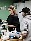 Flere av dem som kommer til Kjeller'n rekrutteres av det utegående rusteamet. Da er de med dem de første gangene slik at de blir trygge. Etter besøk nummer to, er det flere som dukker opp alene.