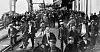 STREIKEBRYTAR-JAKT: Demonstrantar jaktar på kontraktarbeidarar som har gøymd seg på Menstad laste- og losseplass.