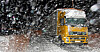 KONKURRANSEVRIDNING: Hver vinter står dårlig skodde utenlandske lastebiler fast på norsk vinterføre. Mange av dem får heller ikke lovpålagt lønn, og konkurrerer dermed ut norsk transportbransje. Det håper norsk transportbransje skal bli bedre med en ny handlingsplan mot sosial dumping i transportsektoren.