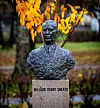 William Henry Sneath var ingeniøren som stod bak nesten all utbyggingen i Sauda før han ble direktør i storkonsernet Union Carbide. Bysten av ham ble avduket i Sneath’s Park i Sauda i 1951.