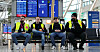 Flyplassarbeidere på streikevakt mandag morgen ved flyplassen i Düsseldorf.