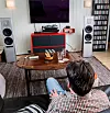 ALTERET: Plassert midt i sofaen er lyden aller best. Kunsten er å ha lik avstand fra lytteposisjon til hver høyttaler. Da låter musikken aller best.