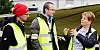 Pawel Skiba og Marwicz Maciej lytter til Vigdis Vestvik på streikens første dag i fjor høst. Nå har rapporten om Norse-konkursen kommet.