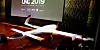 DRONE: Slik ser den ut, FX450, her utstilt på UAS Norways dronekonferanse mens teknikere skrur i dronens hode. Propellen er bak på dette flyet.
