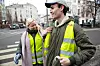 Servitør Johannes Måseide er ute i sin første streik. Her får han hjelp av fagforeningsleder Merethe Solberg i Fellesforbundet med streikevesten.