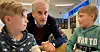 Jonas Gahr Støre sammen med to elever ved Ramberg skole, Henrik Ødegård Terkelsen (t.v.) og Jonatan Celis Fjeld.