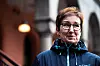 TAR IKKE MED JOBBEN HJEM: Randi Arntsen har et avslappet forhold til vasking i egen leilighet. I 60-årsgave fikk hun robotstøvsuger.