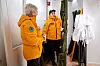UTSTYR PÅ LAGER: Folkehjelpa i Askim har utstyr for mange typer redningsoppdrag. Her viser Tove Holmen fram en eldre versjon av båre.