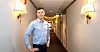 STILLE OG ROLIG: Espen Thomsen forteller at hotellet har holdt åpent gjennom krisen, men det har vært svært få besøkende.