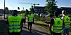 BYGGBESØK: Streikende HMF-medlemmer og HMF-tillitsvalgte på vei til byggeplassen på Jessheim i morgentimene i dag.