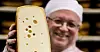 GAUTALER: Jarlsberg-osten ystes som en goudaost, og modnes som den sveitsiske emmentaler. Den kalles derfor for en gautaler. I bakgrunnen skimtes klubbleder Håvard Holten.