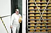 HJUL PÅ HJUL: Svein Arne Kalvøy henter fram et ostehjul med store nok luftbobler før NNN-arbeiderens fotoseanse.