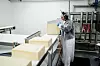 Ikke store støvflekken skal til før kvalitetssjekker Inger Lise er fram med kniven.