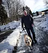 PÅ GLATTA: Det er speilblankt mange steder på Bøler i Oslo, men Sverre Worum er ikke engstelig av den grunn. Han løper lett over isen til tross for at broddene ligger hjemme.