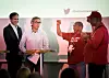 SOSIAL DIALOG: Kristian Hogstad fra Vinmonopolet (f.v) og Stefan Norberg fra vinimpotøren Engelstad ville gjerne ha en dialog med Karel Swart og Trevor Christians i fagbevegelsen i Sør-Afrika.