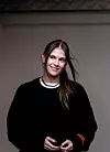 Emma Holten forteller at hun ofte har blitt kalt sint og fått beskjed om å se sint ut på bilder. Selv mener Holten at hun bare er nysgjerrig. Så smiler hun.