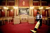 Jobben til renholderne Beate Anna Jaworska og Inger Holm er å sørge for at Stortinget er rent og pent, inkludert Stortingssalen og kontorer.