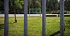 Uten mannskap utenfor matta, står fotballbanen ubrukt.