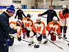FORKLARER: Trener/lærer Kenneth Larsen (fra venstre) forklarer for Joachim Bråthen, Thomas Dammen, Kasper Romset, Tim Pettersen og Joachim Brøther, Bak trenere/lærere: Camilla Bakkene og Glenn Johnsrud.