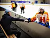 FISTBUMP: Fabian Krogen på benken hilser Kasper Romset.