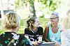 STØTTER: Barnevernspedagog Julie Henriksen er alltid med når Marthe (17) møter teamet fra psyksik helsevern i Drammen. - Det er veldig godt å ha med Julie, sier 17-åringen.