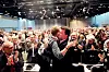 Nestleder Peggy Hessen Følsvik og Gabrielsen gratulerer hverandre på LO-kongressen i 2017.