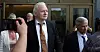 WikiLeaks-grunnlegger Julian Assange utenfor USAs tingrett etter en høring på øya Saipan i Stillehavet.