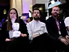 ROBOT: Anna Holm Heide fra No Isolation har selskapets produkt - en robotbyste - på fanget. I midten sitter Johan Høgåsen Hallesby fra Oslo Bysykkel, og til høyre Erik Stokkeland fra Future Home.