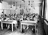 HÅNDARBEID: En jenteklasse er i gang med syarbeid ved Møllergatens skole i 1933.