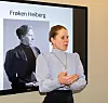 ORIGINALEN OG KOPIEN: Heidrun Sølna Øverby i rollen som frøken Heiberg foran et bilde fra 1910 av den virkelige læreren.
