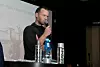 TYDELIG RØRT: Per Magne Johansen fortalte forsamlingen at det gjør vondt i hjertet når folk prøver å ta fra ham identiteten som sjømann.