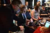 FÅR HJELP: Teknisk direktør i Bouvet og Lær kidsa koding-entusiast Simen Sommerfeldt bistår datatilsynets direktør Bjørn Erik Thon med koding.