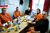 SOLIDARISKE: Skanska-gjengen som bygger skole på Veitvet stiller seg solidariske med de lavtlønnede bygningsarbeiderne. F.h. Rune Trønningsdal, Tore Hokstad, Vidar Svindahl, Rune Berg og Andre Ourom.