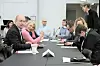 VED FORHANDLINGSBORDET: Forbundsleder Anne Finborud og første nestleder Terje Moen i Skolenes landsforbund (SL) ved forhandlingsstart i dag.