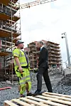 ARBEIDSPLASSER: Jonas Gahr Støre er bekymret over utviklingen i norsk arbeidsliv. Her hører han på erfaringene til elektriker Glenn Brettvik.

Foto: Leif Martin Kirknes