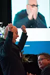 OVERTAKELSEN: Kurt-Inge Angell reiser seg og mottar landsmøtets hylles som Sjømannsforbundets nye leder. Johnny Hansen kan fornøyd konstatere at hans åtte år som leder er over.