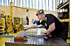 MONTERING: Morgan Lind monterer et rundbord av typen April. Han har 28 år i metallindustrien i Sverige bak seg og trives med det varierte arbeidet på Vestre.