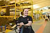 PÅ LAGER: Marion Karlsen har jobbet med tre hele livet og synes det er gøy å se de ferdige produktene som hun ruller ut av fabrikken.