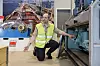 TEKNISK KOMPETANSE: Halgeir Våge viser fram et hydraulikksystem på testrommet til Framo på Askøy. Han gjorte mange serviceoppdrag på slike systemer i løpet av sine 12 år som reiseoperatør.