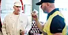 KVALITET HELE VEIEN: Truls Thorkildsen fra driftslaboratoriet hører med klubbleder Jan Mæhre. Brygget testes før tappingen av ølet setter i gang for fullt, og her vil Thorkildsen dobbeltsjekke med Mæhre om han også kjenner en liten bismak på brygget.