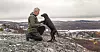 BEST I NORD: Jørn Finnmarking Haga går ofte på tur med hundene, denne dagen med valpen Emma. Dette bildet er tatt på en fjellhøyde over Kirkenes, med en av Bøkfjordens to armer i bakgrunnen.
