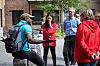 JOBBER FOR HELTID: I flere kommuner rundt Oslo vil Arbeiderpartiet få ned andelen som jobber deltid. Aps nestleder, Hadia Tajik, støtter dette. Her står hun mellom miljøarbeider Matarr Demba (til venstre) og ordførerkandidaten i Lillestrøm, Jørgen Vik.